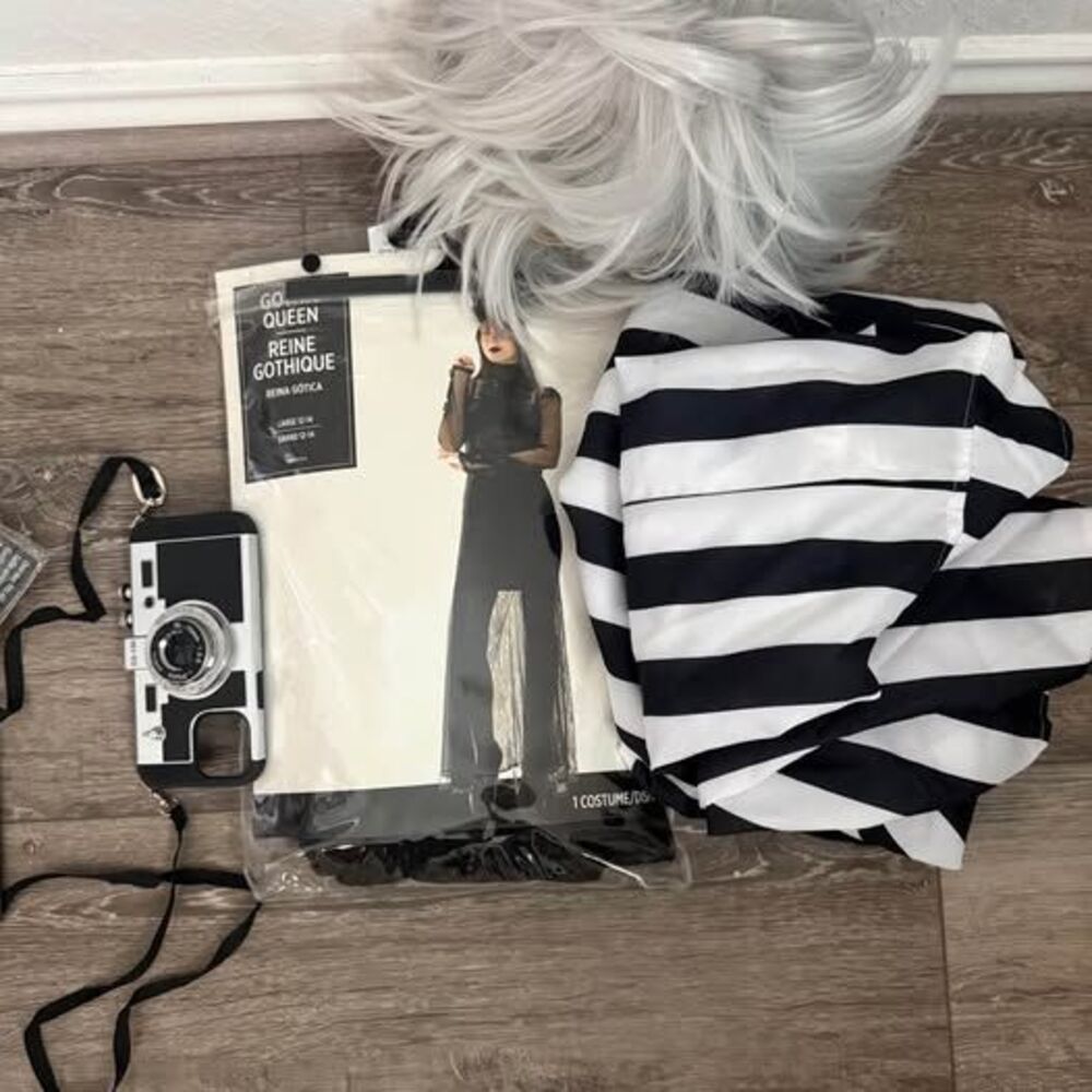 Men’s bettle juice and Lydia costume sz l